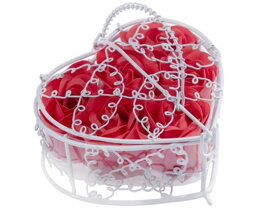Červené mýdlové růže v bílém košíku