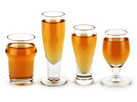 Skleněné panáky ve tvaru sklenic na pivo