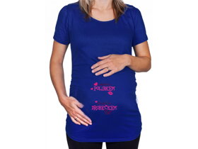 Modré těhotenské tričko s nápisem Začalo to polibkem