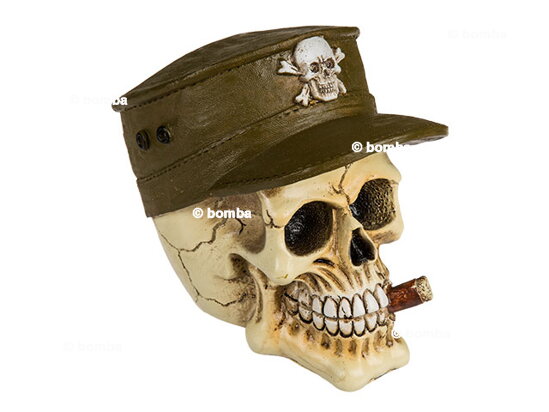 Dekorace lebka ve vojenské čepici III