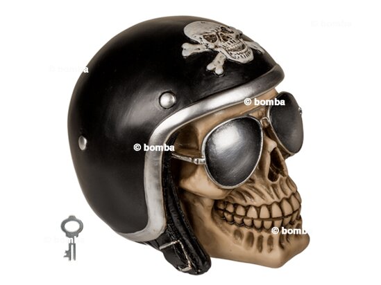 Pokladnička lebka s černou motorkářskou přilbou